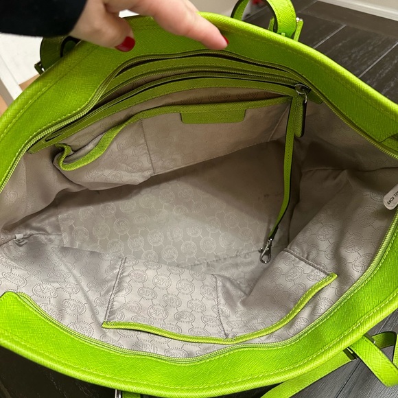 Lime Green Michael Kors tote bag with zipper - Picture 10 of 11
